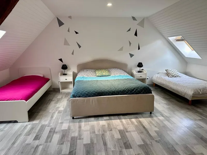 Chambre avec lit double et lits simples