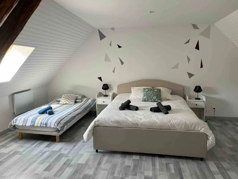 Chambre avec lit double et lits simples
